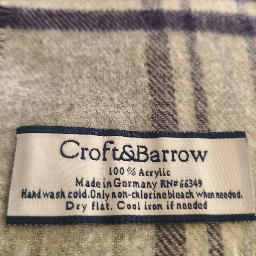 Croft and  Barrow Men’s plaid scarf sz.60×11 in.